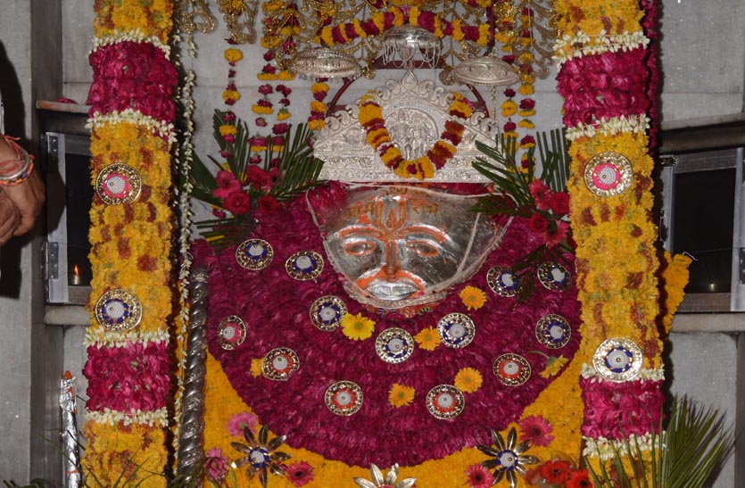 decoration-on-the-temples-on-hanuman-jayanti