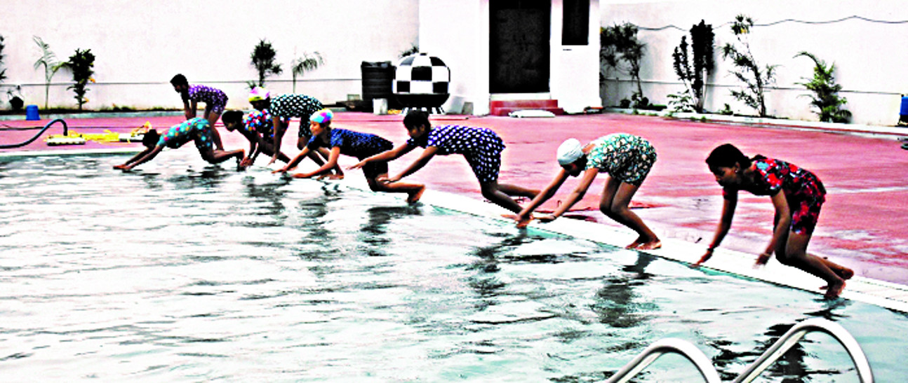 Swimming pool swimming competition for voting awareness