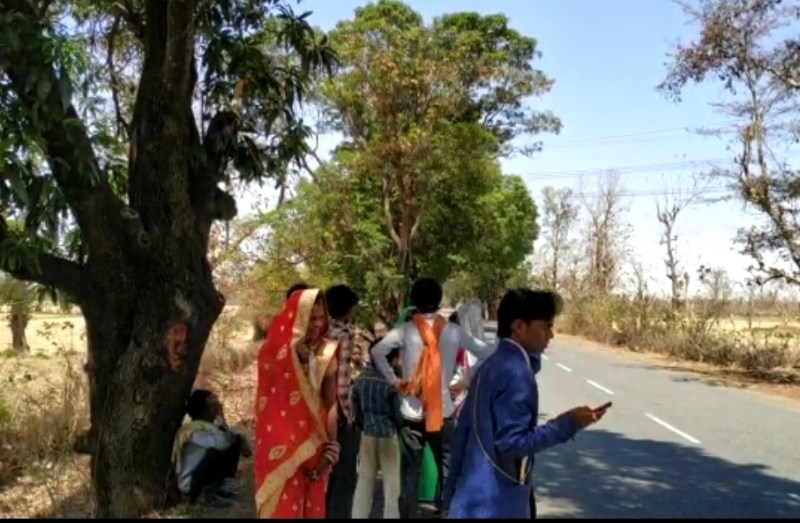 कुलदेवता के दर्शन करने के जा रहे लोगों की कार पेड से टकराई, ५ घायल