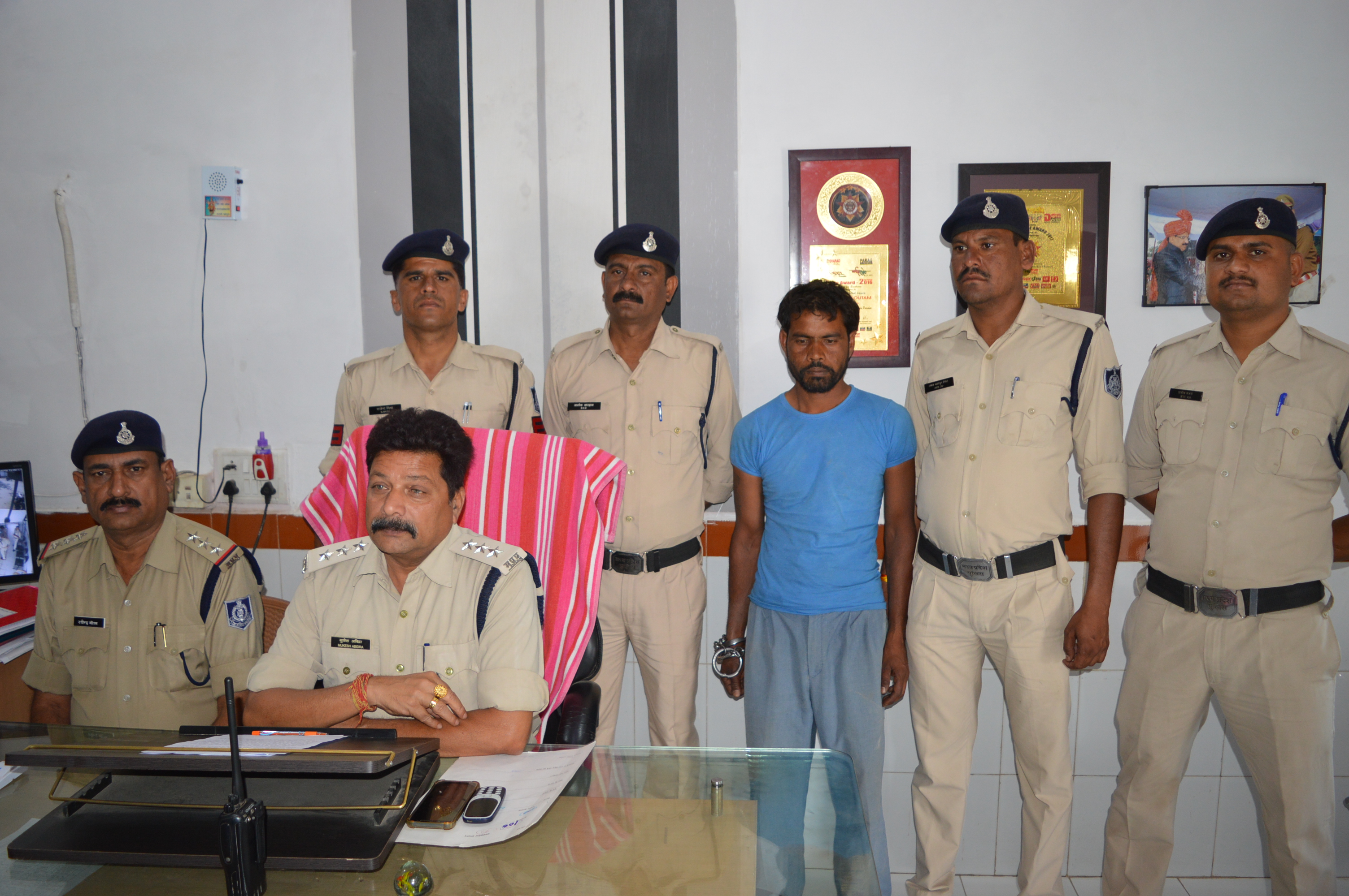 10 साल से फ रार स्थाई वारंटी गिरफ्तार  जिले भर में फरार वारंटियों को गिरफ्तार किए जाने का विशेष अभियान चलाया जा रहा है। जिसमें एसपी विवेक सिंह के निर्देशन में बनाई गई विशेष टीम प्रभारी एसआई सत्येंद्र सिंह राजपूत ने अपनी टीम के साथ १० साल से फरार दो स्थाइ वारंटियों को गिरफ्तार किया है। सत्येंद्र सिंह ने बताया कि आरोपी नन्नू उर्फ  बसीर खान पिता रज्जाक खान निवासी पथरिया के विरूद्ध माननीय न्यायालय ने अपराध क्रमांक 384/04 धारा 324,  294 में व 2008 के मामले में स्थाई वारंट जारी किए थे। घटना के बाद से आरोपी 10 सालों से लगातार फरार चल रहा था। जिसे सोमवार को टीम के सदस्य प्रधान आरक्षक 636 संतोष तिवारी, आरक्षक 77 जितेंद्र यादव, आरक्षक रोहित राजपूत, सैनिक64 राकेश बबलू दुबे एवं सायबर सेल प्रभारी राकेश अठया, सौरभ टंडन, अजीत दुबे की मेहनत से गिरफ्तार किया गया है।    
