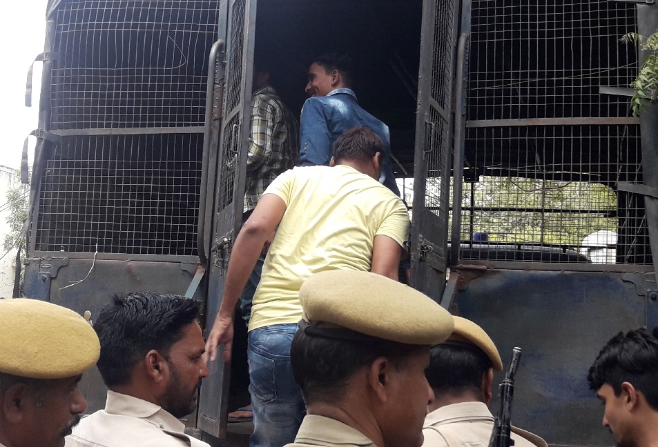 bairak mein vichaaraadheen kaidiyon ne kiya hangaama to adhikaar