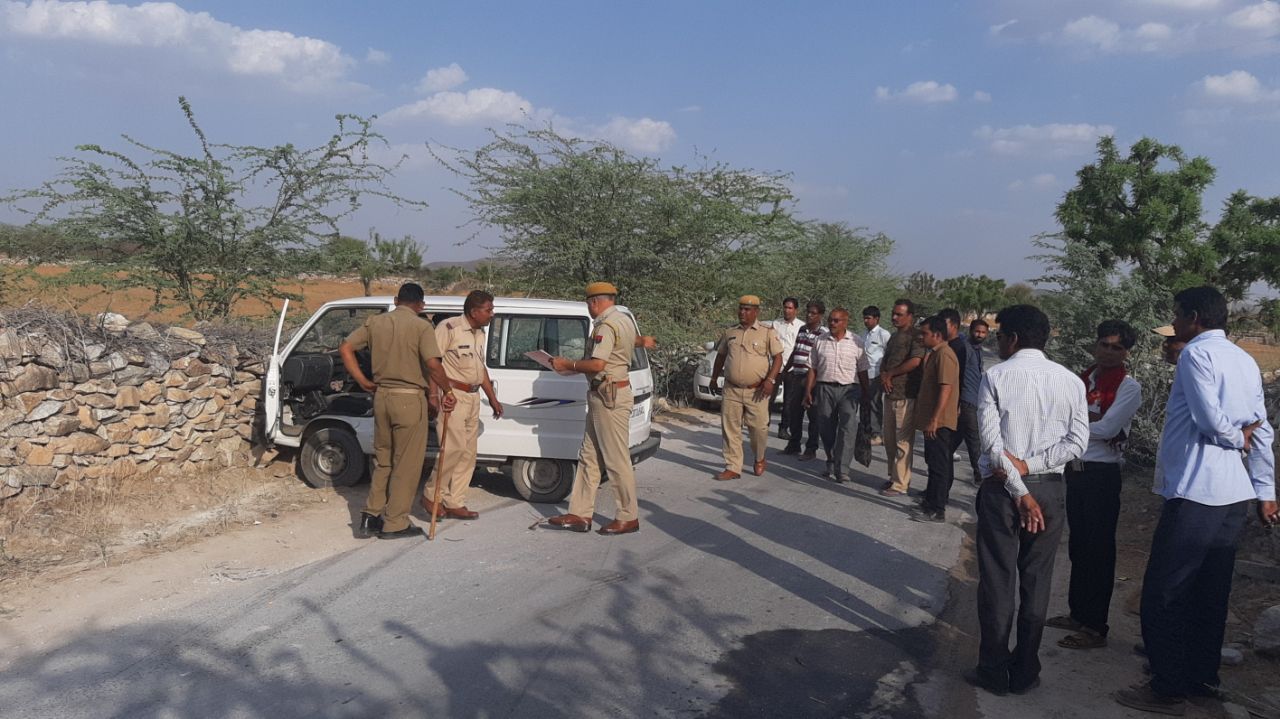 71 lakh looted by a van near Boravad town of Nagaur district