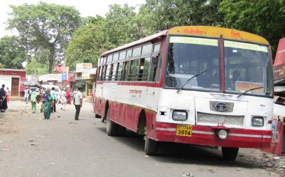 advocate-and-bus-candector-create-problem-in-bus-stop-sitapur