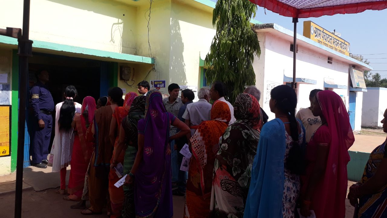 गर्मी से बचने मतदान केंद्रों में लगी लंबी कतार, जिले में अब तक 14.97 फीसदी मतदान