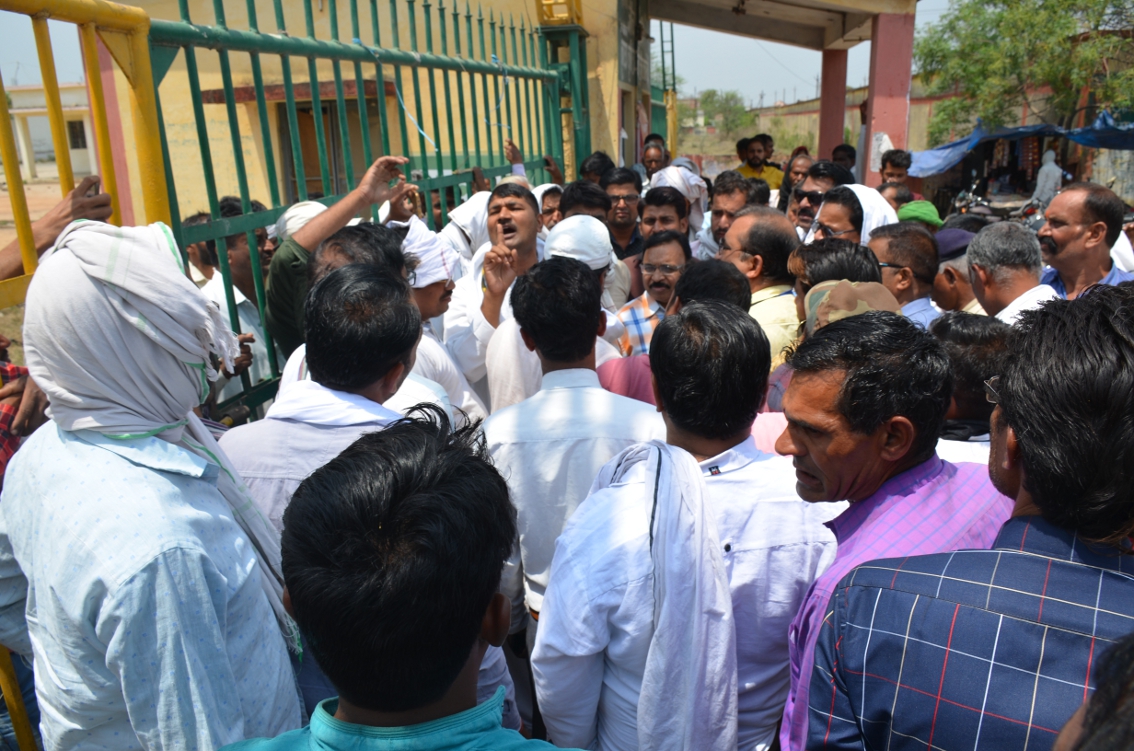 Farmers locked at Mandi Gate