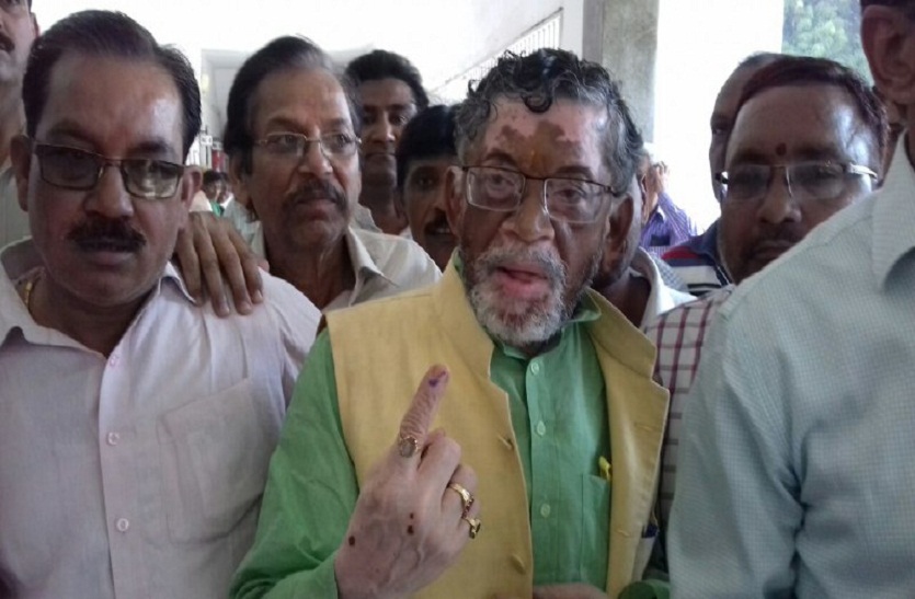 Loksabha election 2019 Union minister Santosh Gangwar has cast vote