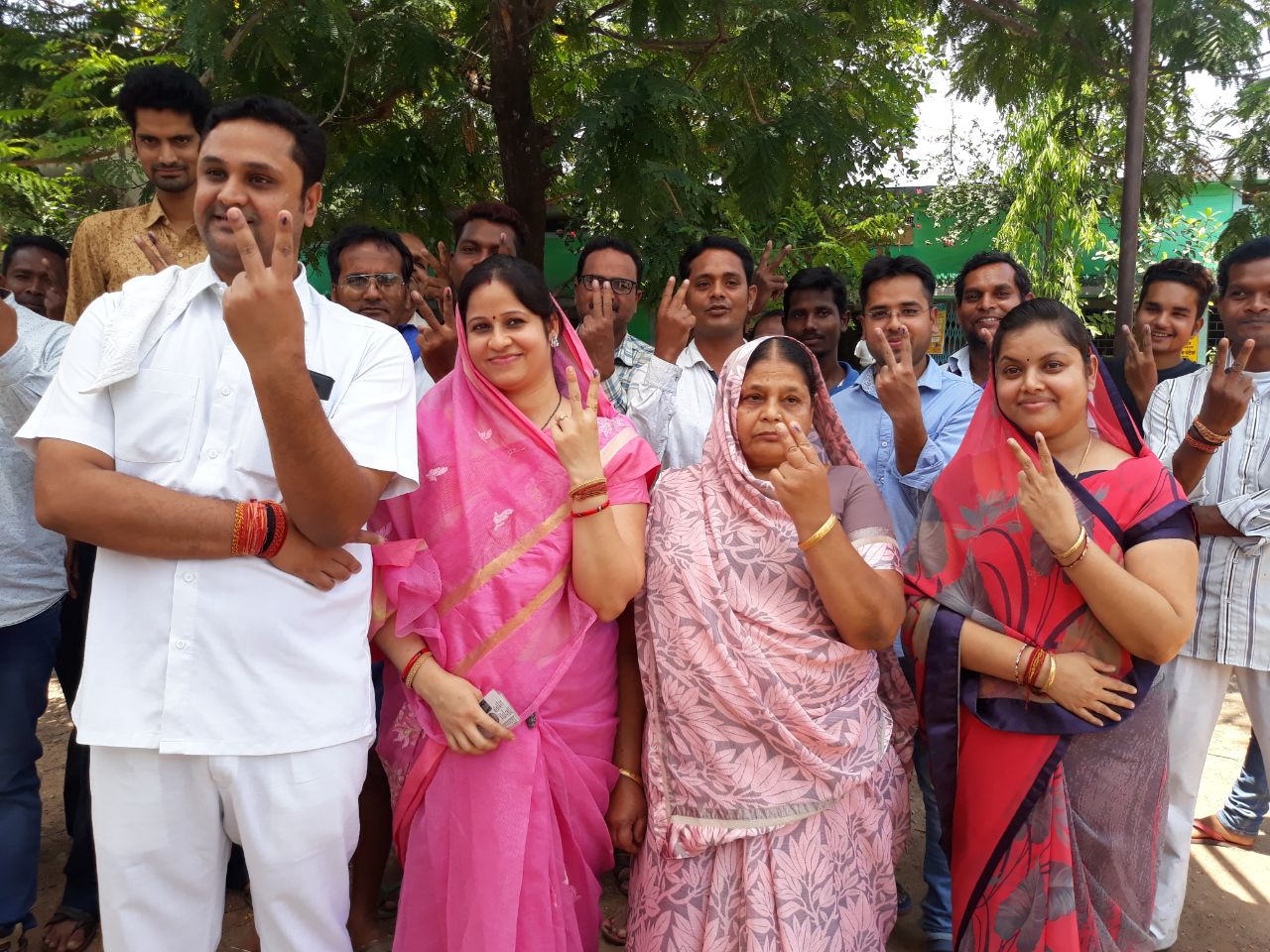 उच्च शिक्षा मंत्री उमेश पटेल ने मां और भाभी के साथ किया मतदान, कहा- जीतेंगे रायगढ़ सीट