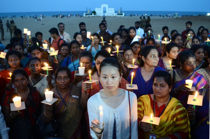 श्रीलंका में बम धमाकों में मारे गए लोगों को चेन्नई के एलियट बीच पर मंगलवार को मोमबत्ती जलाकर श्रद्धांजलि दी गई।  