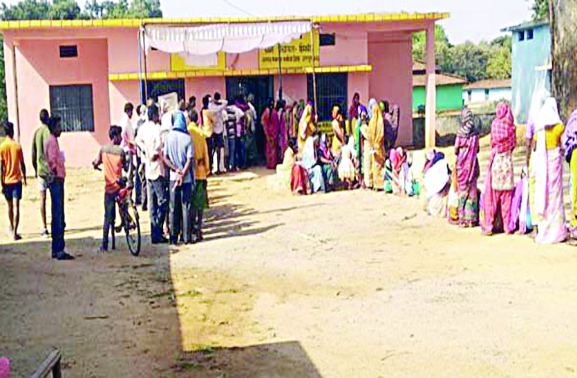 EVMs of many polling booths, bad voters waiting for hours