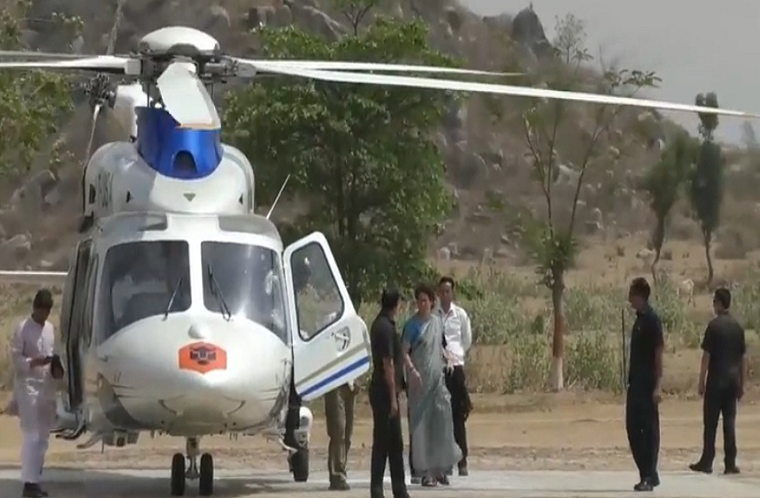 priyanka gandhi helicopter land for road show in mahoba