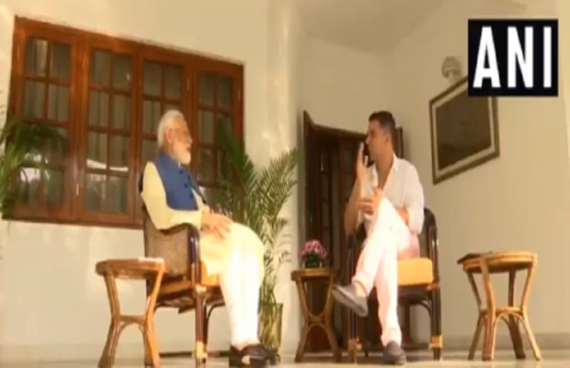 pm modi akshay kumar