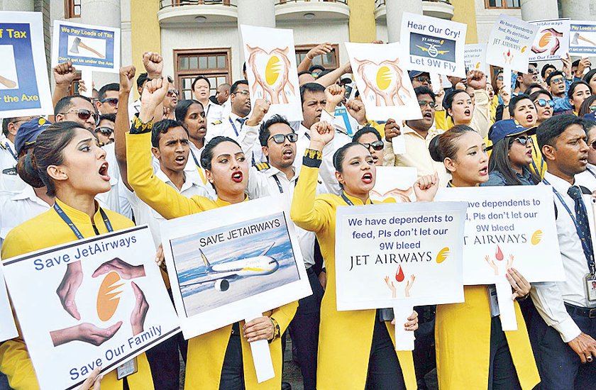 जेट एयरवेज के कर्मचारियों ने तख्तियां उठाकर किया विरोध प्रदर्शन