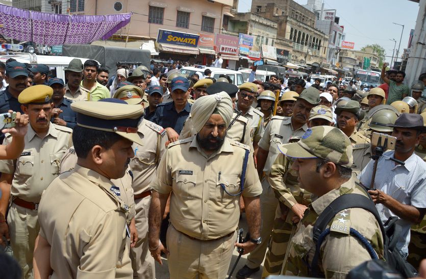 Sikar Bride Kidnap Case : जिला प्रशासन ने स्थिति सामान्य होने की रिपोर्ट भेजी है। समीक्षा बैठक के कारण अभी तक इंटरनेट सेवा शुरू नहीं हुई है। जबकि प्रशासन का दावा था कि गुरुवार रात 11 बजे इंटरनेट सेवा शुरू हो जाएगी।