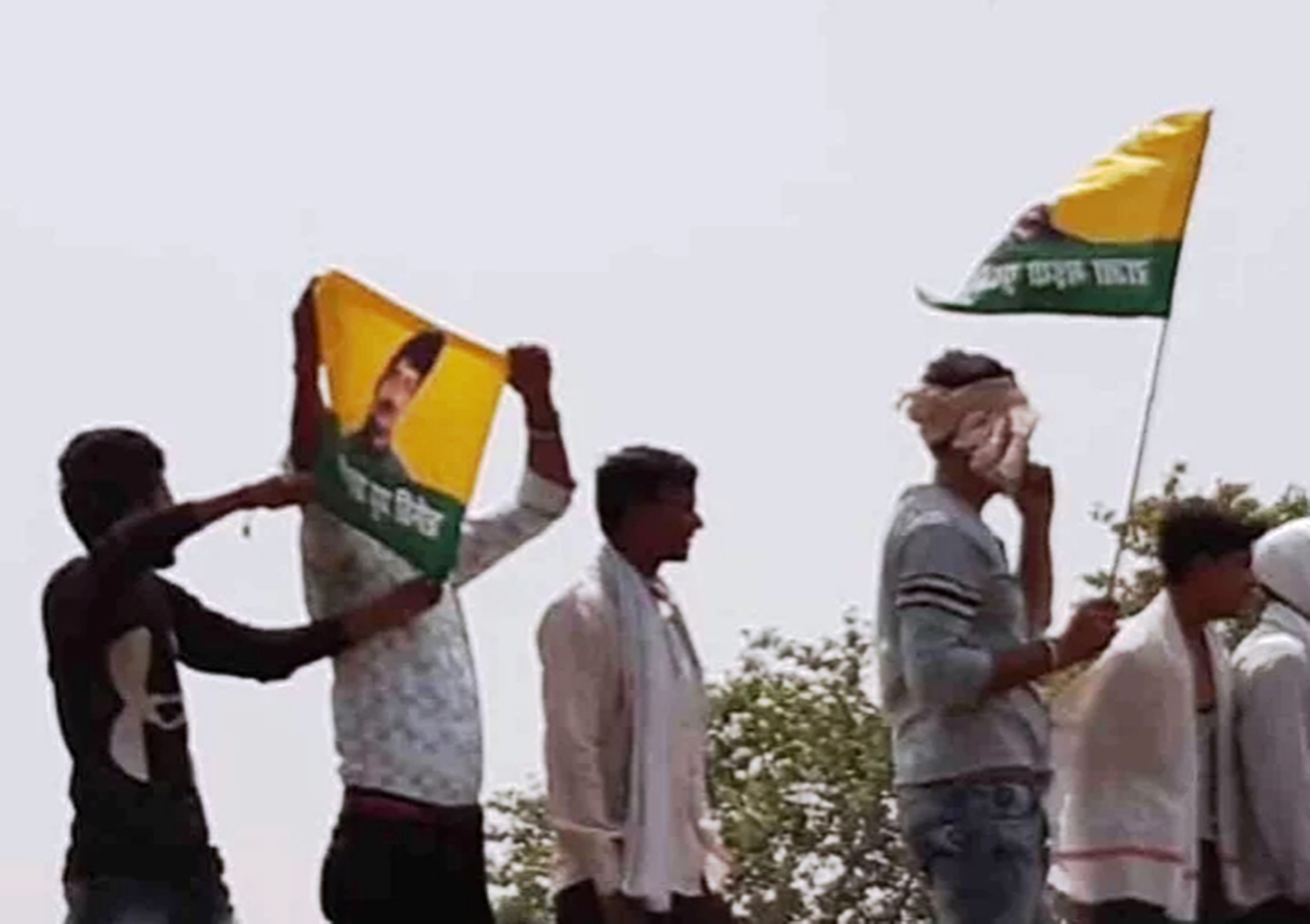 raja bhaiya flag hoisted in mayawati s public meeting kanpur