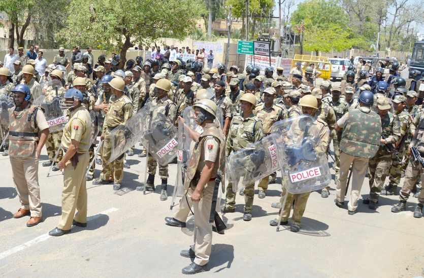 धोद क्षेत्र के नागवा गांव से दुल्हन अपहरण मामले में आरोपी के समर्थन में कई संगठनों की ओर से आज से अनिश्चितकाल के लिए सीकर बंद की घोषणा है।