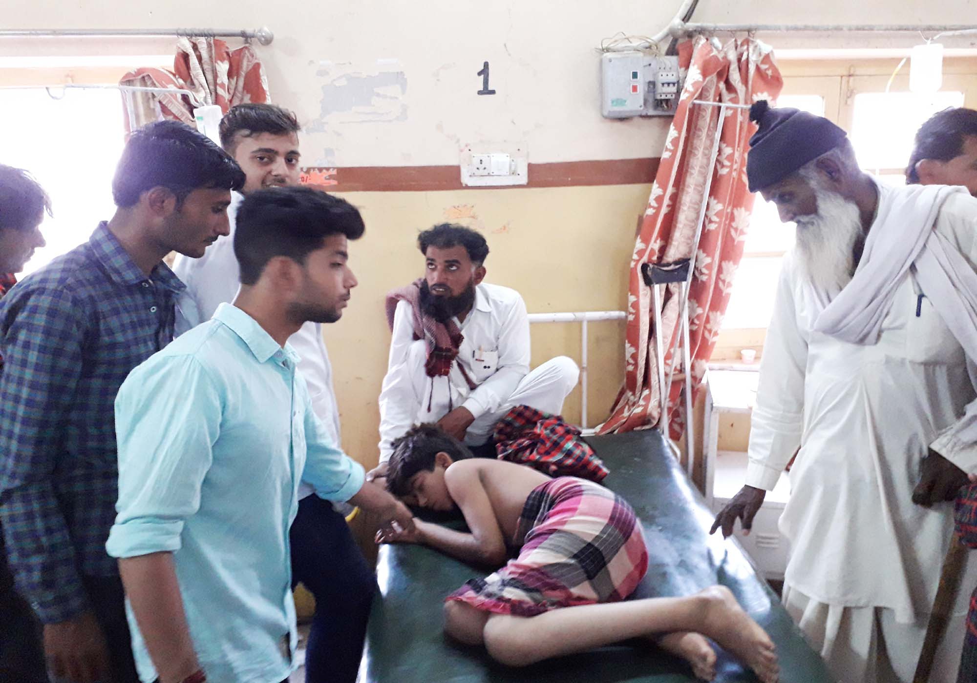 11 केवी विद्युत लाइन में उलझा ट्रक, 5 बच्चों सहित 6 झुलसे