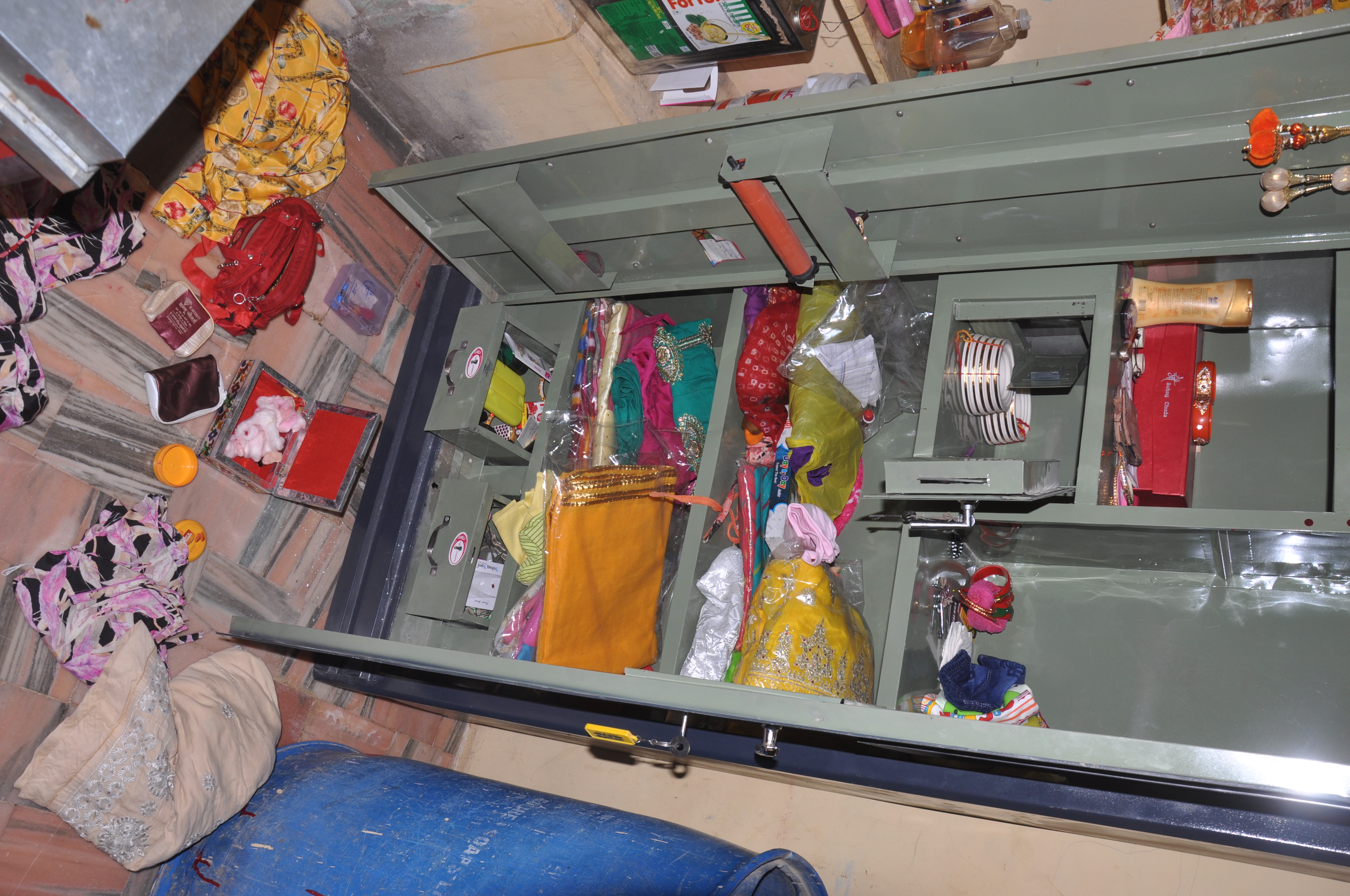 Thieves run over three houses, millions of jewels and cash crossed