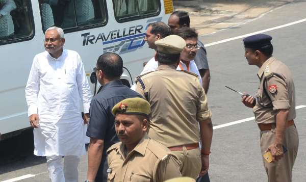 प्रधानमंत्री नरेंद्र मोदी के नामांकन में शामिल होने के लिए वाराणसी पहुंचे बिहार के मुख्यमंत्री नितीश कुमार