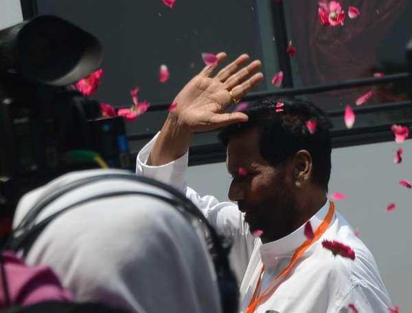 प्रधानमंत्री नरेंद्र मोदी के नामांकन में शामिल होने के लिए वाराणसी पहुंचे रामविलास पासवान