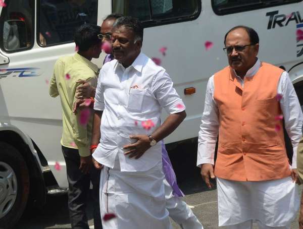 प्रधानमंत्री नरेंद्र मोदी के नामांकन में शामिल होने के लिए वाराणसी पहुंचे तमिलनाडु पूर्व मुख्यमंत्री पन्नीरसेल्वम व स्वास्थ्य मंत्री सिद्धार्थनाथ सिंह