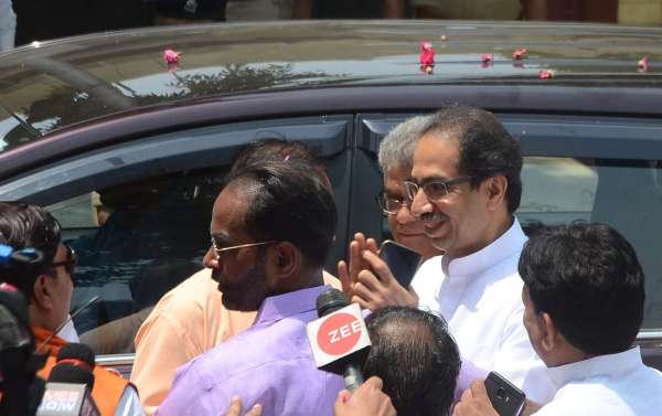 प्रधानमंत्री नरेंद्र मोदी के नामांकन में शामिल होने के लिए वाराणसी पहुंचे उद्धव ठाकरे