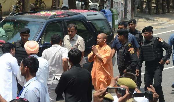 प्रधानमंत्री नरेंद्र मोदी के नामांकन में शामिल होने के लिए वाराणसी पहुंचे यूपी के मुख्यमंत्री योगी आदित्यनाथ