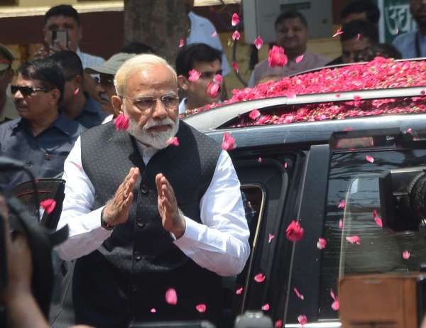 प्रधानमंत्री नरेंद्र मोदी के नामांकन करने से लोगों का अभिवादन करते हुए
