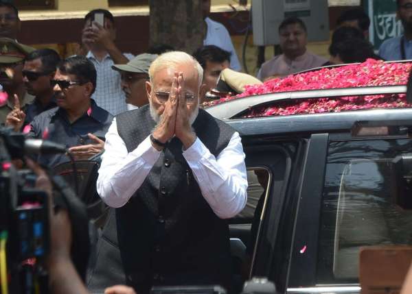 प्रधानमंत्री नरेंद्र मोदी के नामांकन करने से लोगों का अभिवादन करते हुए