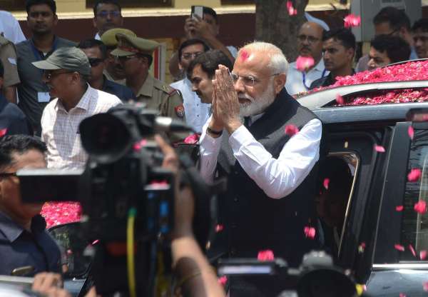 प्रधानमंत्री नरेंद्र मोदी नामांकन से पहले लोगों का अभिवादन करते हुए