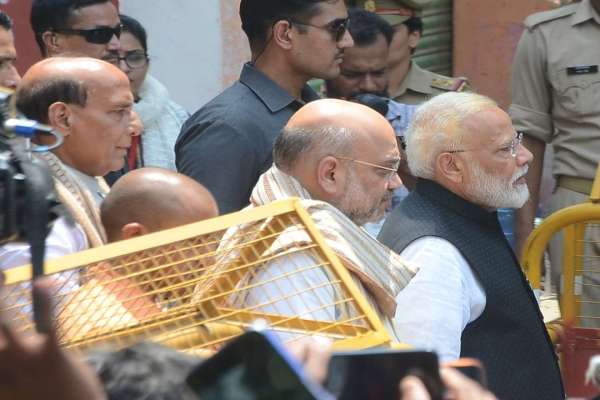 प्रधानमंत्री नरेंद्र मोदी शुक्रवार को नामांकन के बाद बाहर आते हुए। साथ में बीजेपी अध्यक्ष अमित शाह और गृहमंत्री राजनाथ सिंह