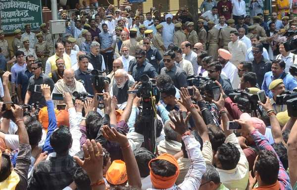 प्रधानमंत्री नरेंद्र मोदी शुक्रवार को नामांकन के बाद बाहर मीडिया से मुखातिब होते हुए