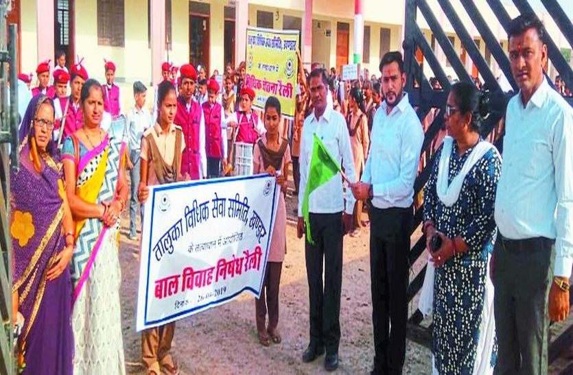 झण्डी दिखाते हुए न्यायिक मजिस्ट्रेट।
