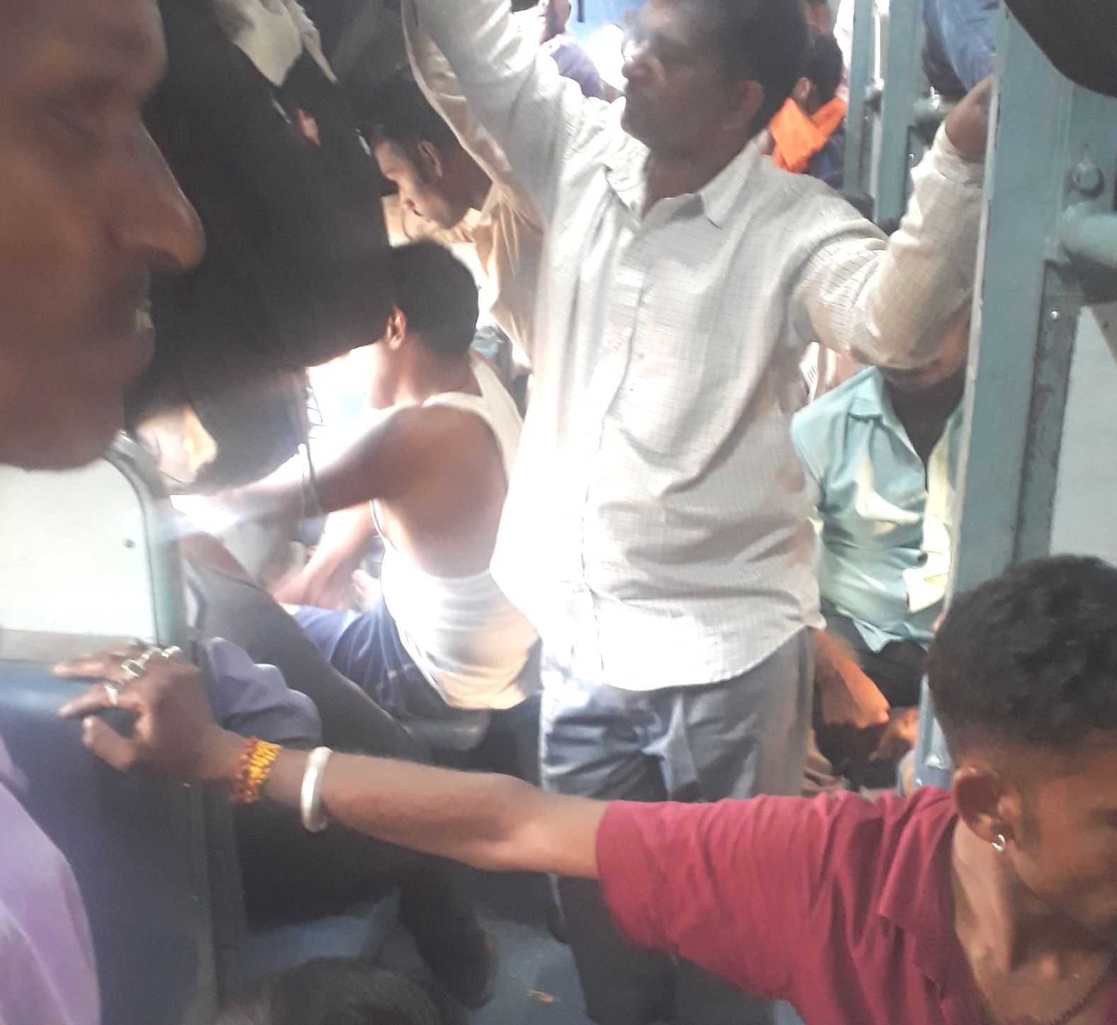 Train house full, no seats to sit, rioting for the seat