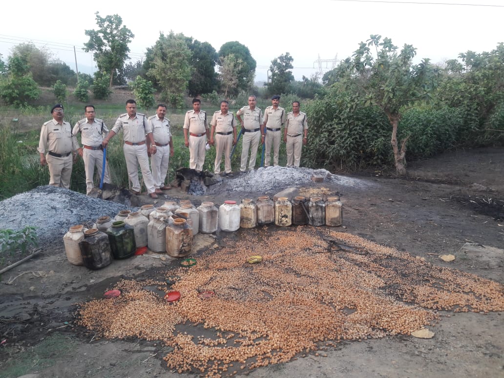 15 thousand 800 kg of Mahua small and 180 liters of raw liquor seized