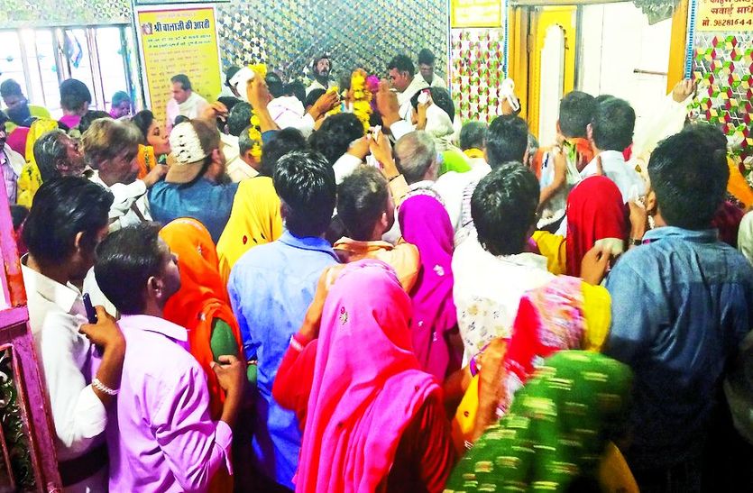 मंदिर में दर्शनों के लिए उमड़ी भीड़