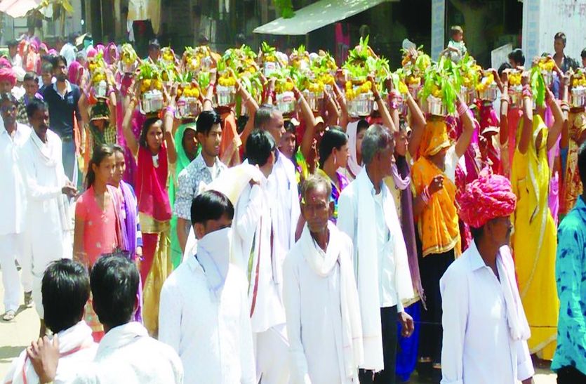कलश यात्रा निकालते सैनी समाज के लोग।