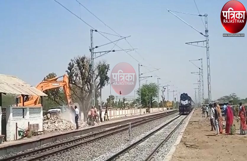 VIDEO : यहां रेलवे स्टेशन की मांग को लेकर ग्रामीणों ने किया चुनाव का बहिष्कार, प्रशासन ने मनाया