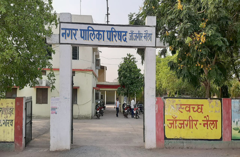 वार्डों में सड़कें बन गई सीसी रोड इसलिए नालियों में बेकार बह जाता है पानी