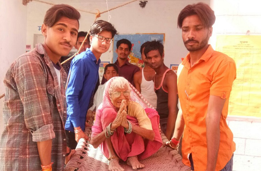 लोकतंत्र के महापर्व पर बुजुर्गों ने तोड़ा उम्र का बंधन, 105 साल की फूलाबाई पहुंची मतदान करने