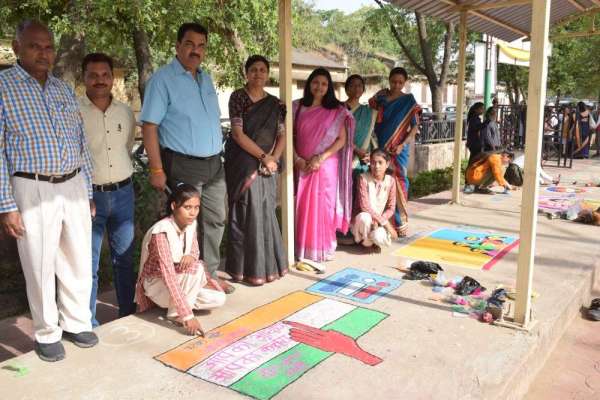 मतदाताओं को जागरूक करने के लिए छात्राओं ने बनाई रंगोली, देखें फोटो में
