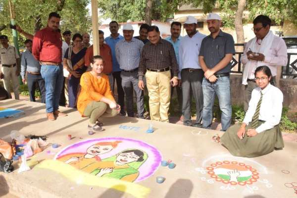मतदाताओं को जागरूक करने के लिए छात्राओं ने बनाई रंगोली, देखें फोटो में
