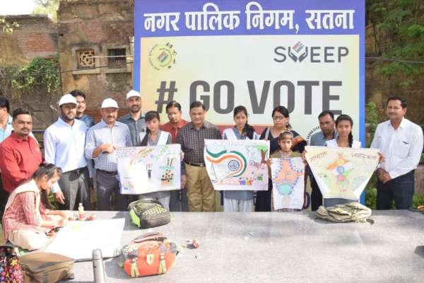 मतदाताओं को जागरूक करने के लिए छात्राओं ने बनाई रंगोली, देखें फोटो में