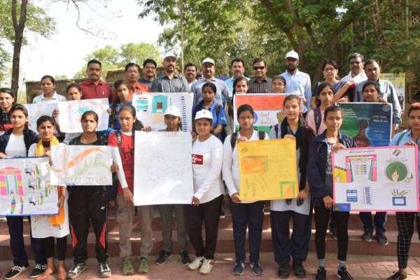 मतदाताओं को जागरूक करने के लिए छात्राओं ने बनाई रंगोली, देखें फोटो में