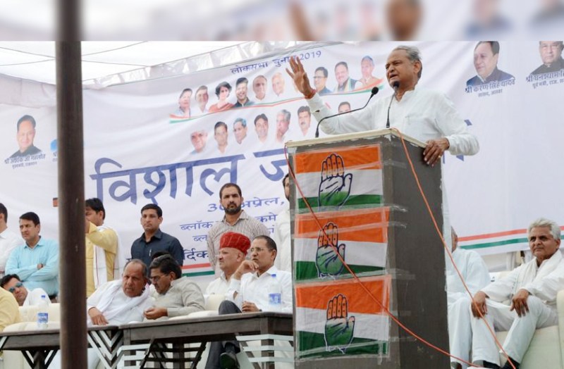 मीडिया दबाव में चिल्ला रहा मोदी- मोदी, सही बात कहने पर लग रहा राष्ट्रद्रोह का केस, मोबाइल पर बात करने पर भी लग रहा है डर : गहलोत