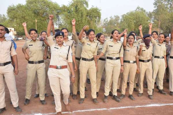 बलवा ड्रिल में पुलिस ने दागीं गोलियां, प्रदर्शनकारियों को पुलिस ने ऐसे किया काबू