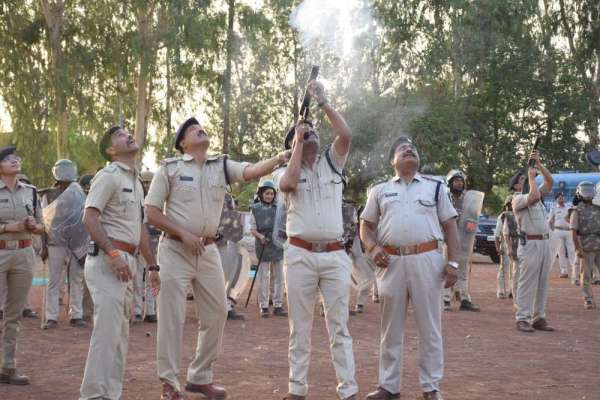 बलवा ड्रिल में पुलिस ने दागीं गोलियां, प्रदर्शनकारियों को पुलिस ने ऐसे किया काबू