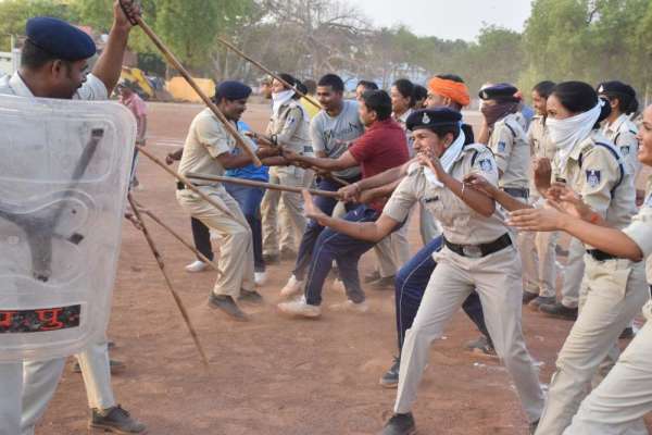 बलवा ड्रिल में पुलिस ने दागीं गोलियां, प्रदर्शनकारियों को पुलिस ने ऐसे किया काबू