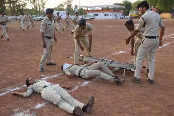 बलवा ड्रिल में पुलिस ने दागीं गोलियां, प्रदर्शनकारियों को पुलिस ने ऐसे किया काबू