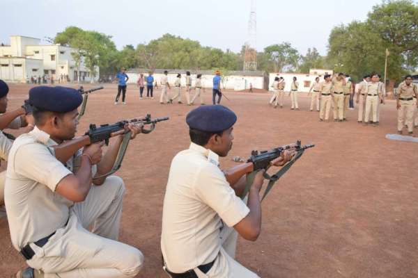 बलवा ड्रिल में पुलिस ने दागीं गोलियां, प्रदर्शनकारियों को पुलिस ने ऐसे किया काबू