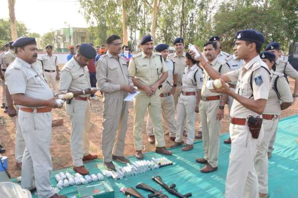 बलवा ड्रिल में पुलिस ने दागीं गोलियां, प्रदर्शनकारियों को पुलिस ने ऐसे किया काबू